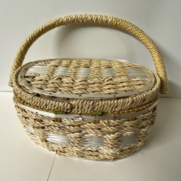 Vintage Oval sewing notions basket by Dritz made in Japan. - Picture 9 of 13
